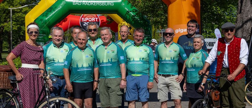 Bild enthält, People, Person, Shorts, T-Shirt, Summer, Adult, Female, Woman, Male, Man