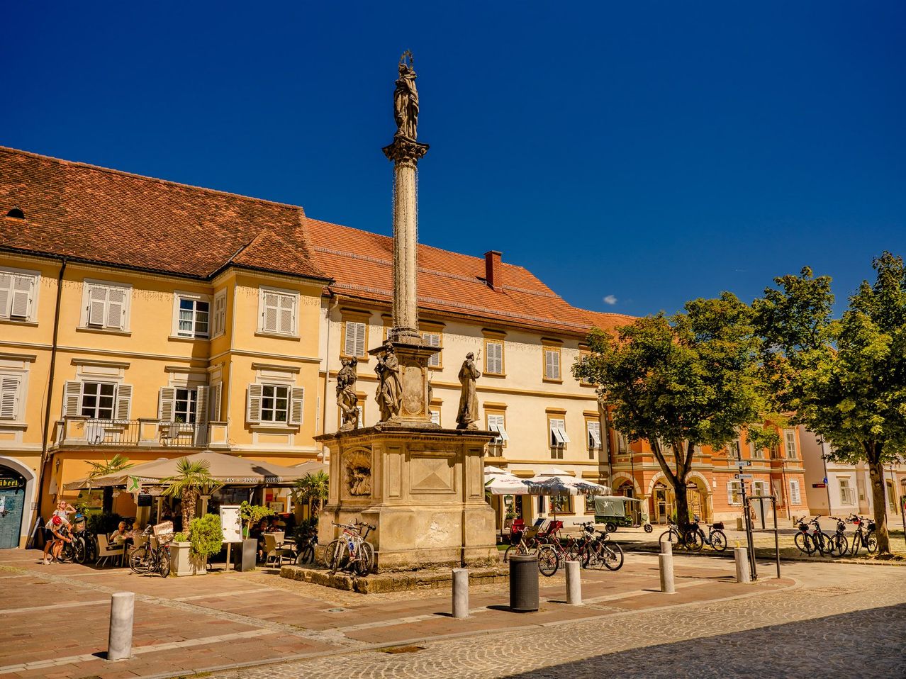 Bild enthält, Neighborhood, City, Road, Street, Urban, Building, Path, Wheel, Housing, Person