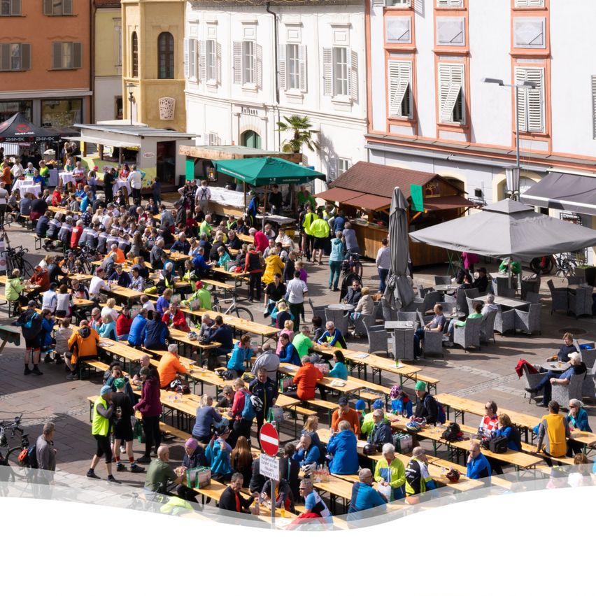 Bild enthält, Indoors, Restaurant, Cafeteria, City, Urban, Person, Shelter, People, Wheel, Market