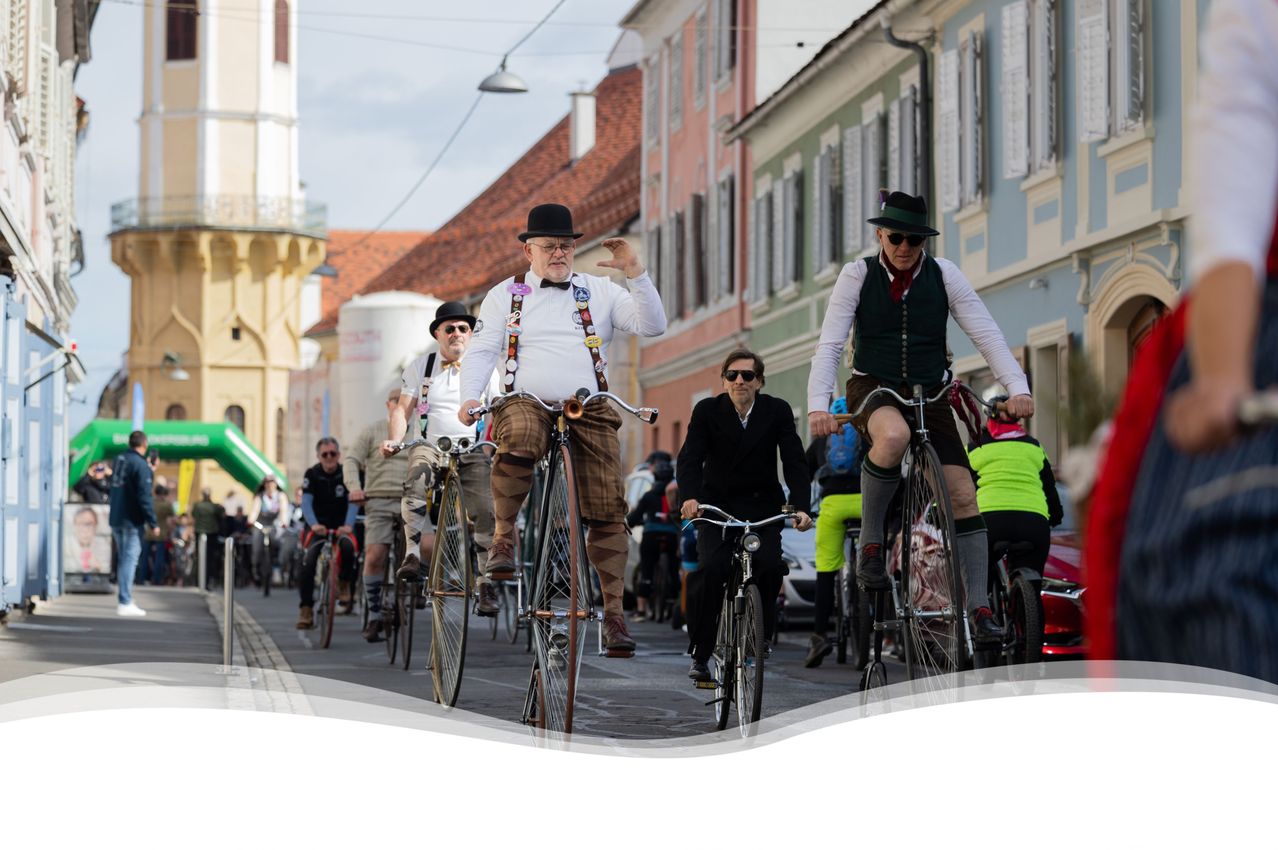 Bild enthält, Neighborhood, Adult, Male, Man, Person, Bicycle, Cycling, Coat, Hat, Shoe