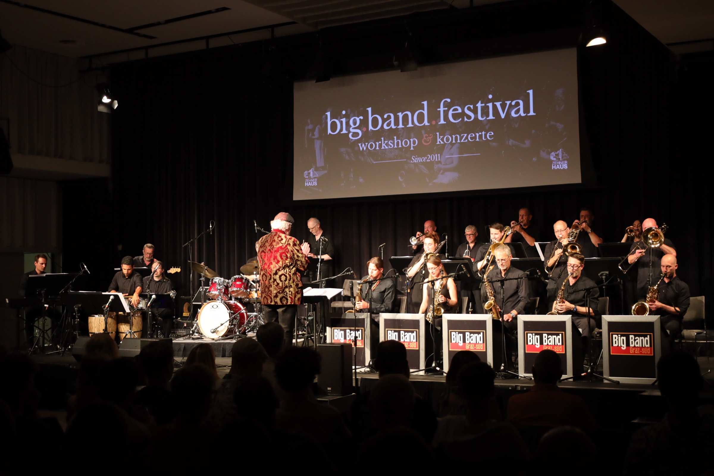 Big Band Festival in Graz-Süd mit vielen Musikern auf der Bühne mit Instrumenten.