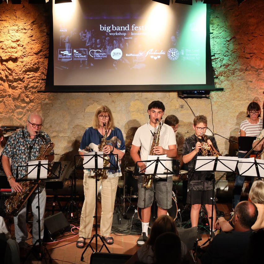 Big Band Festival: Musiker spielen Saxophon und Trompete in Steiermark