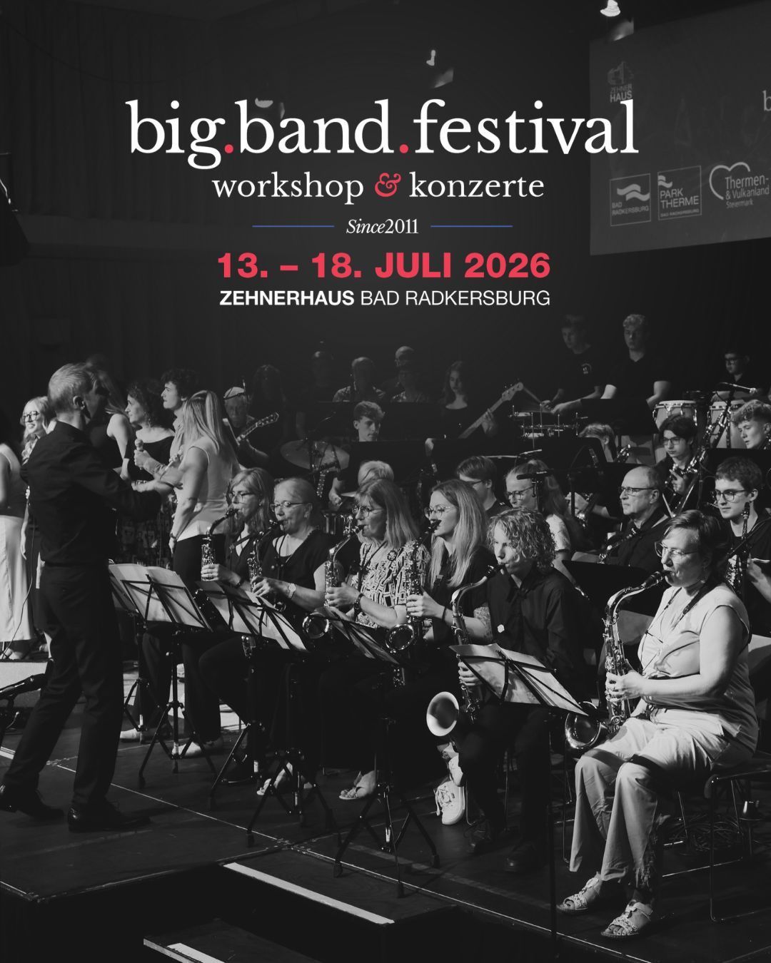 Ein Schwarz-Weiß-Bild eines Big-Band-Festivals im Juli 2026 mit Musikern, die Saxophon und andere Instrumente spielen, angeführt von einem Dirigenten.