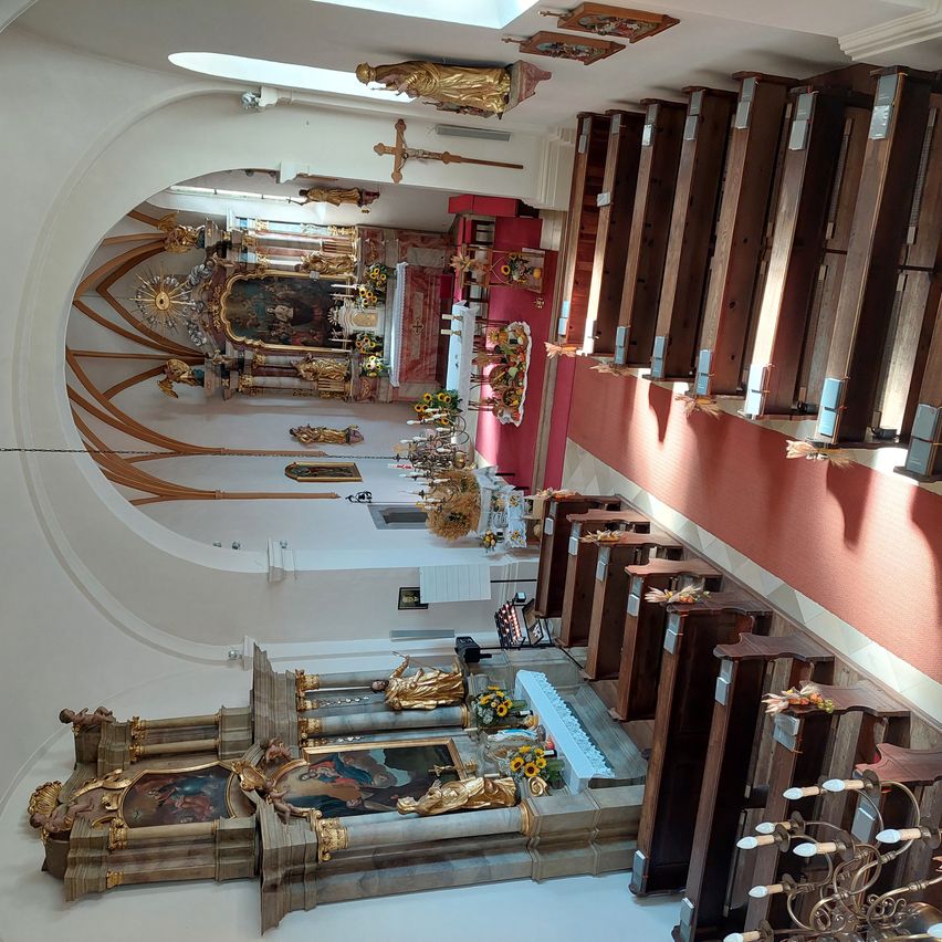 Bild enthält, Architecture, Building, Altar, Church, Prayer, Indoors, Chapel, Floor