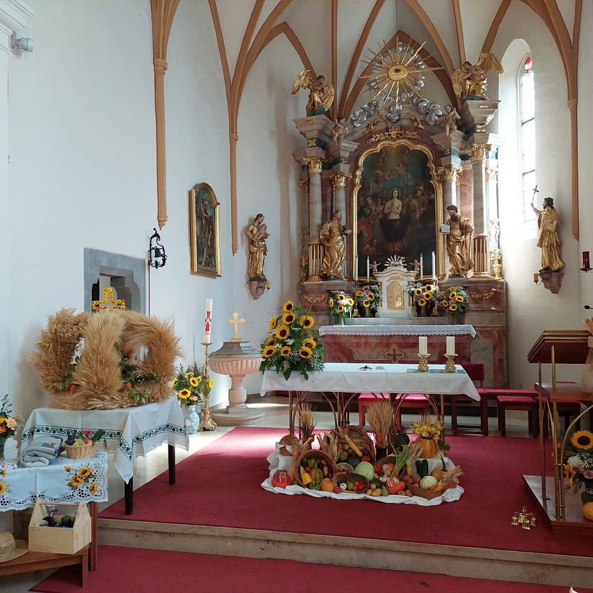 Bild enthält, Altar, Building, Church, Prayer, Flower, Flower Arrangement, Flower Bouquet, Indoors, Person, Chapel