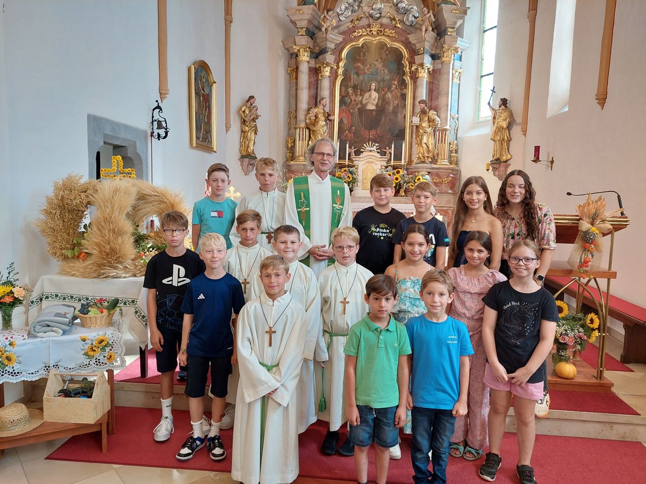 Bild enthält, Altar, People, Person, Boy, Child, Male, Jeans, Shoe, Shorts, Face