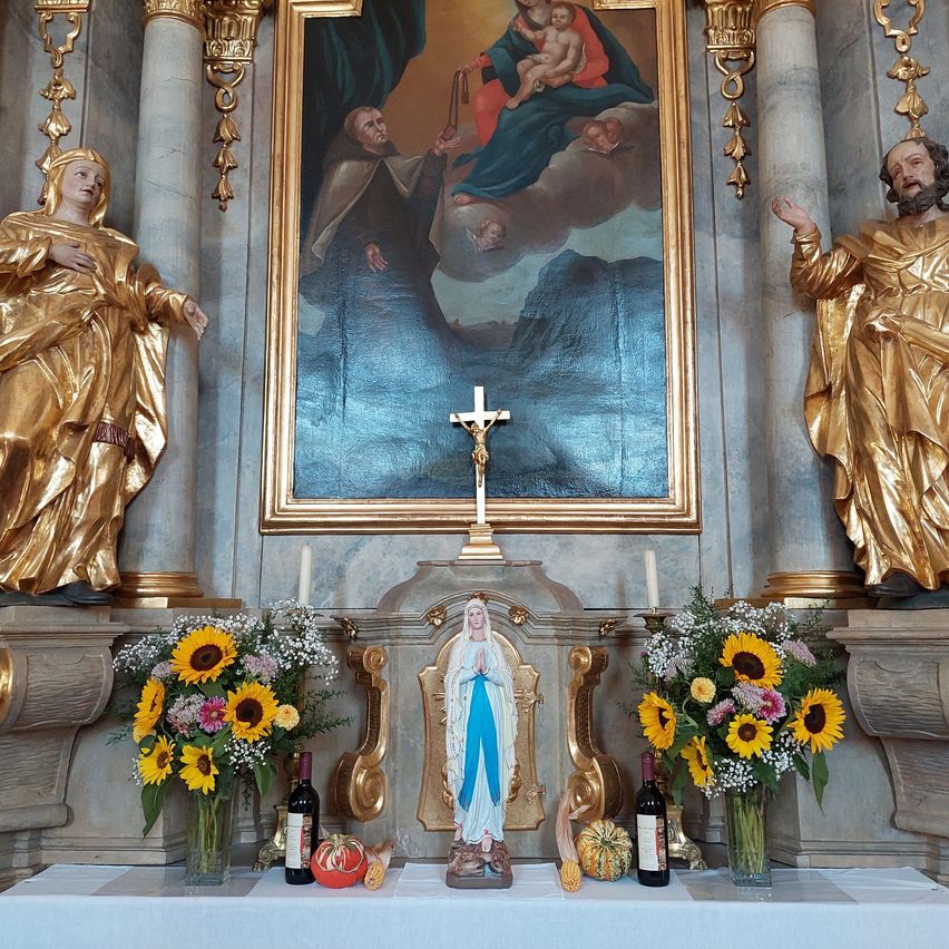 Bild enthält, Altar, Prayer, Flower, Flower Arrangement, Flower Bouquet, Person, Adult, Male, Man, Baby