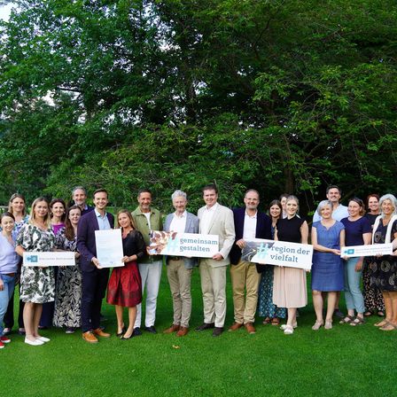 Bild enthält, Grass, Park, Photography, Portrait, Vegetation, People, Tree, Dress, Woodland, Pants