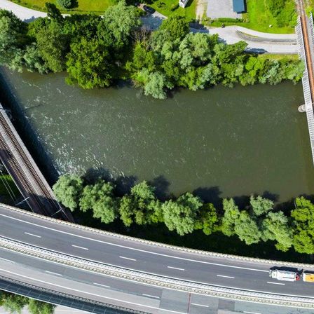 Bild enthält, Outdoors, Vegetation, Land, Nature, Tree, Woodland, Road, Aerial View, Water, Truck
