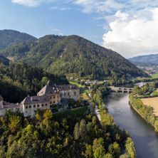 Bild enthält, Outdoors, Nature, Building, Scenery, Vegetation, Countryside, Water, Tree, Landscape, Lake