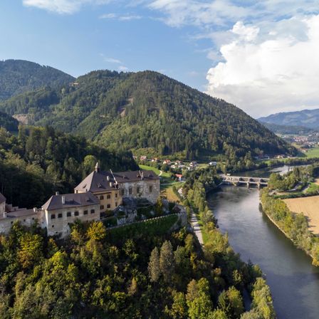 Bild enthält, Outdoors, Nature, Building, Scenery, Vegetation, Countryside, Water, Tree, Landscape, Lake