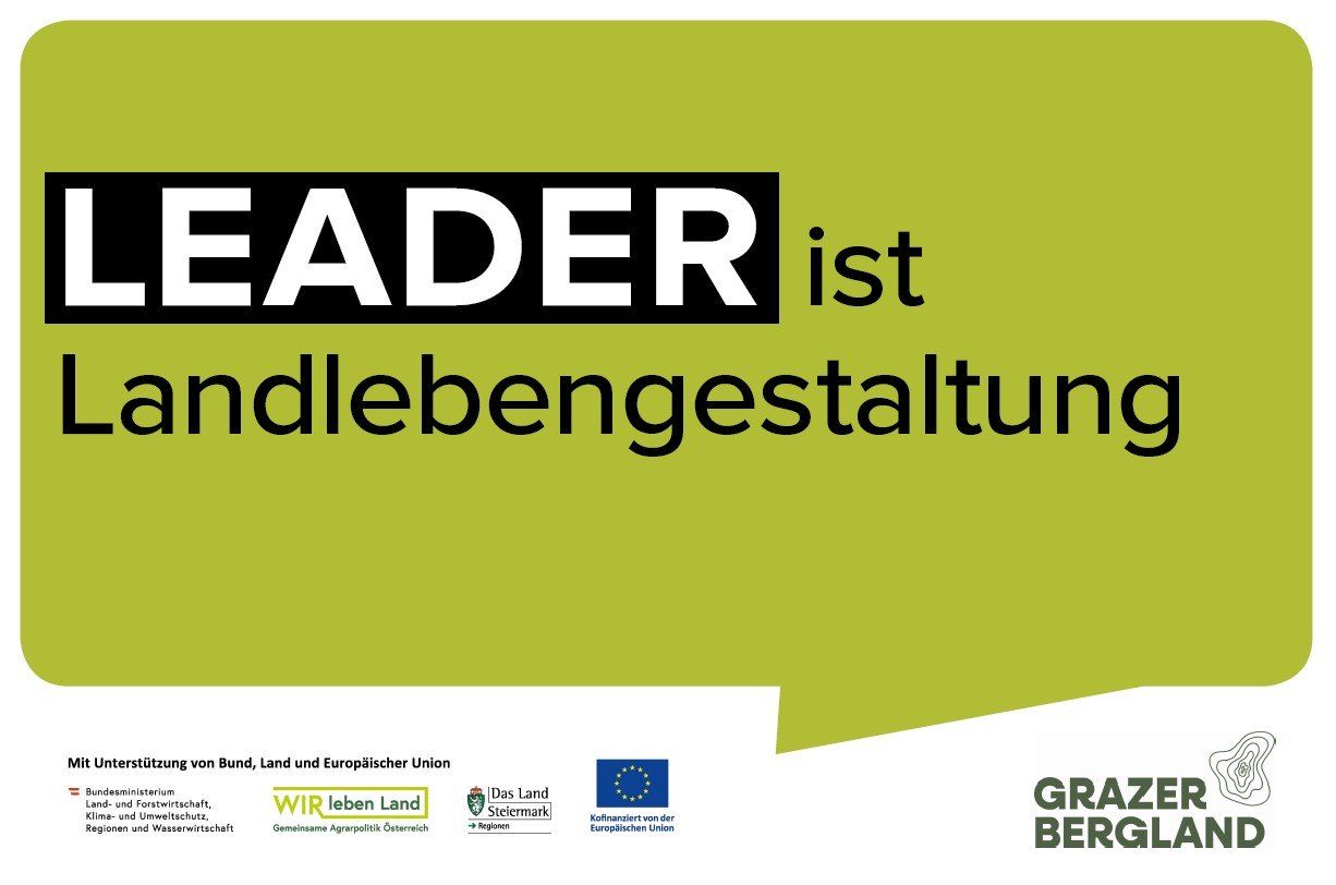 Grüner Hintergrund mit weißem Text, der 'LEADER ist nachhaltige Lebensgestaltung' besagt. Logos der Europäischen Union, Wir leben Land, Das Land Steiermark und Kofianziert von der Europäiischen Union sind vorhanden.