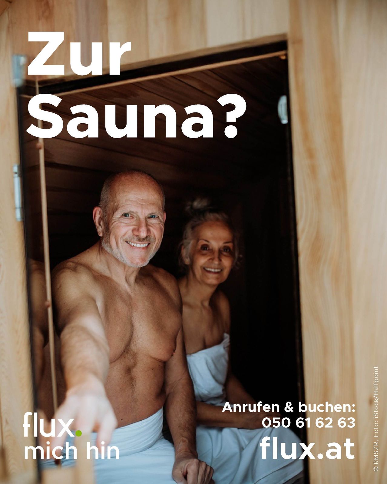 Ein älterer Mann und eine ältere Frau sind in einer Sauna und lächeln. Der Mann ist ohne Hemd und die Frau trägt einen weißen Bademantel. Beide zeigen mit dem Finger auf die Kamera. Unten rechts befindet sich eine Telefonnummer.
