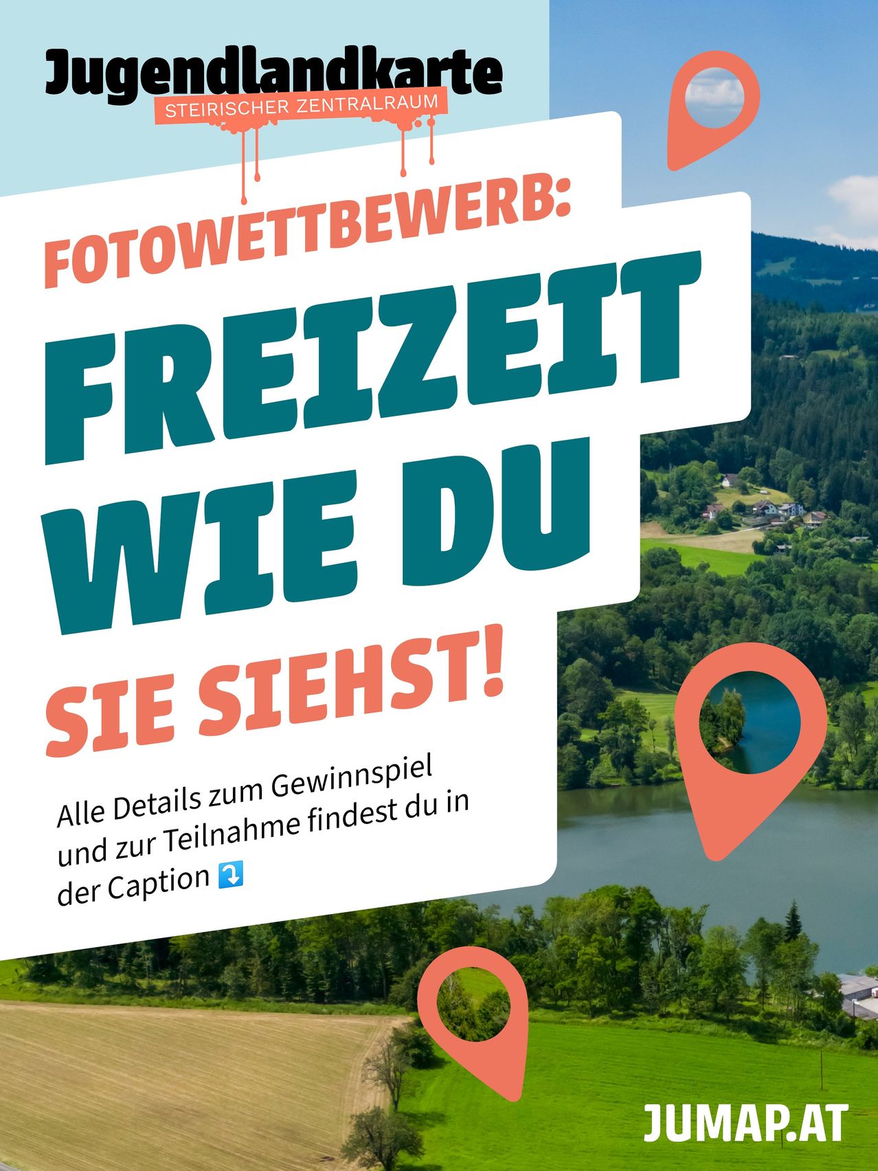 Ein Poster mit einer landschaftlichen Hintergrundansicht zeigt einen Aufruf zur Teilnahme an einem Fotowettbewerb. Der Text lautet 'Freizeit wie du sie siehst!' mit einem Standort-Pin-Symbol. Details zum Wettbewerb finden sich in der Bildunterschrift.