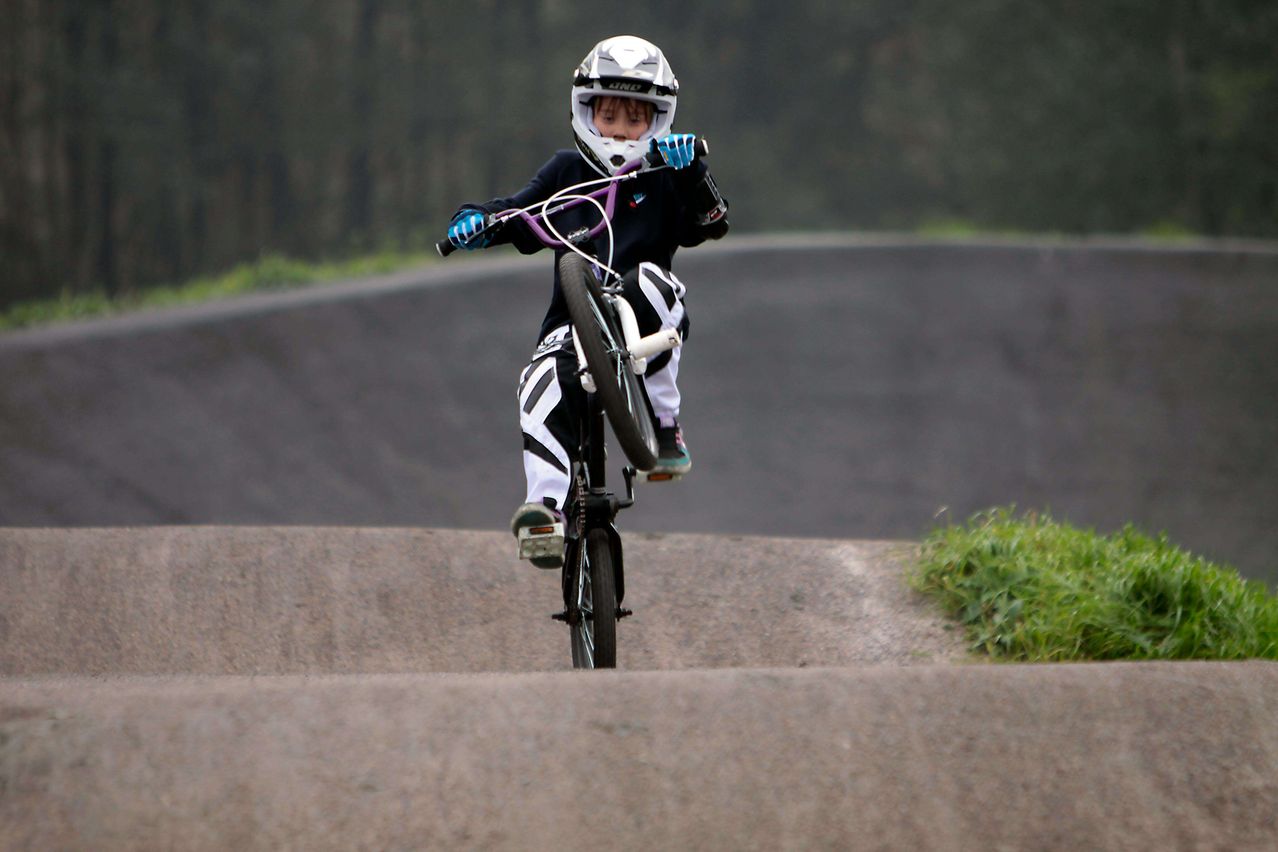 Kind am Pumptrack