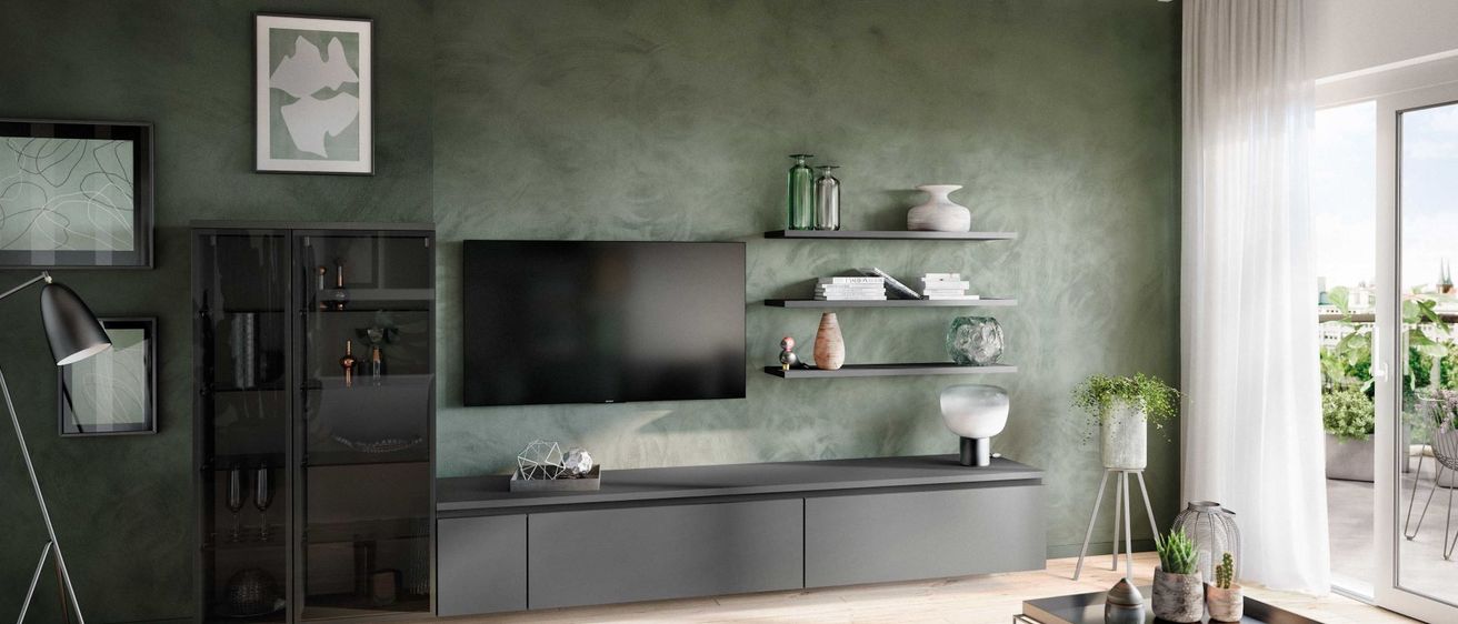 Ein modernes Wohnzimmer mit einem großen Flachbildfernseher an einer grünen Wand, begleitet von einem schlanken, grauen Entertainment-Schrank und einem bequemen grauen Sofa.