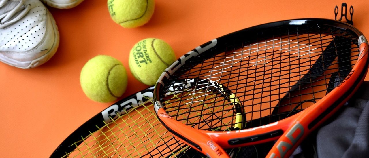 Bild enthält, Racket, Sport, Tennis, Tennis Racket, Ball, Tennis Ball, Clothing, Footwear, Shoe