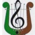 Ein grünes und braunes Leier-Logo mit einem schwarzen Violinschlüssel in der Mitte. Die Leier steht aufrecht mit Saiten, die von ihren gebogenen Armen ausgehen.
