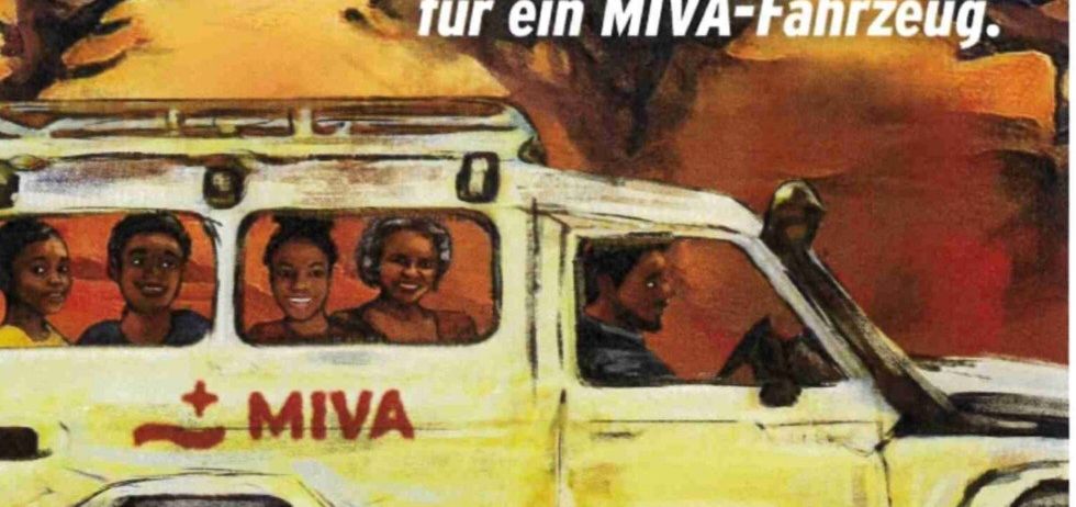 Werbeplakat für Christophorus Aktion 2025. Es zeigt ein gelbes Fahrzeug mit MIVA an der Seite, mit Passagieren im Inneren. Der Text lautet 'Einen ZehntelCent pro unfallfreiem Kilometer für ein MIVA-Fahrzeug'.