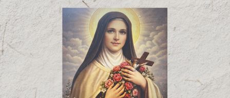 Plakat von St. Theresa mit Blumen und Kreuz. Ort: Neufeld an der Leitha. Datum: 3. Mai 2026, 10:15 Uhr.