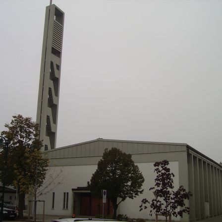 Bild enthält, Building, Office Building, City, Plant, Tree, Car, Vehicle, Wheel, Urban, Shelter