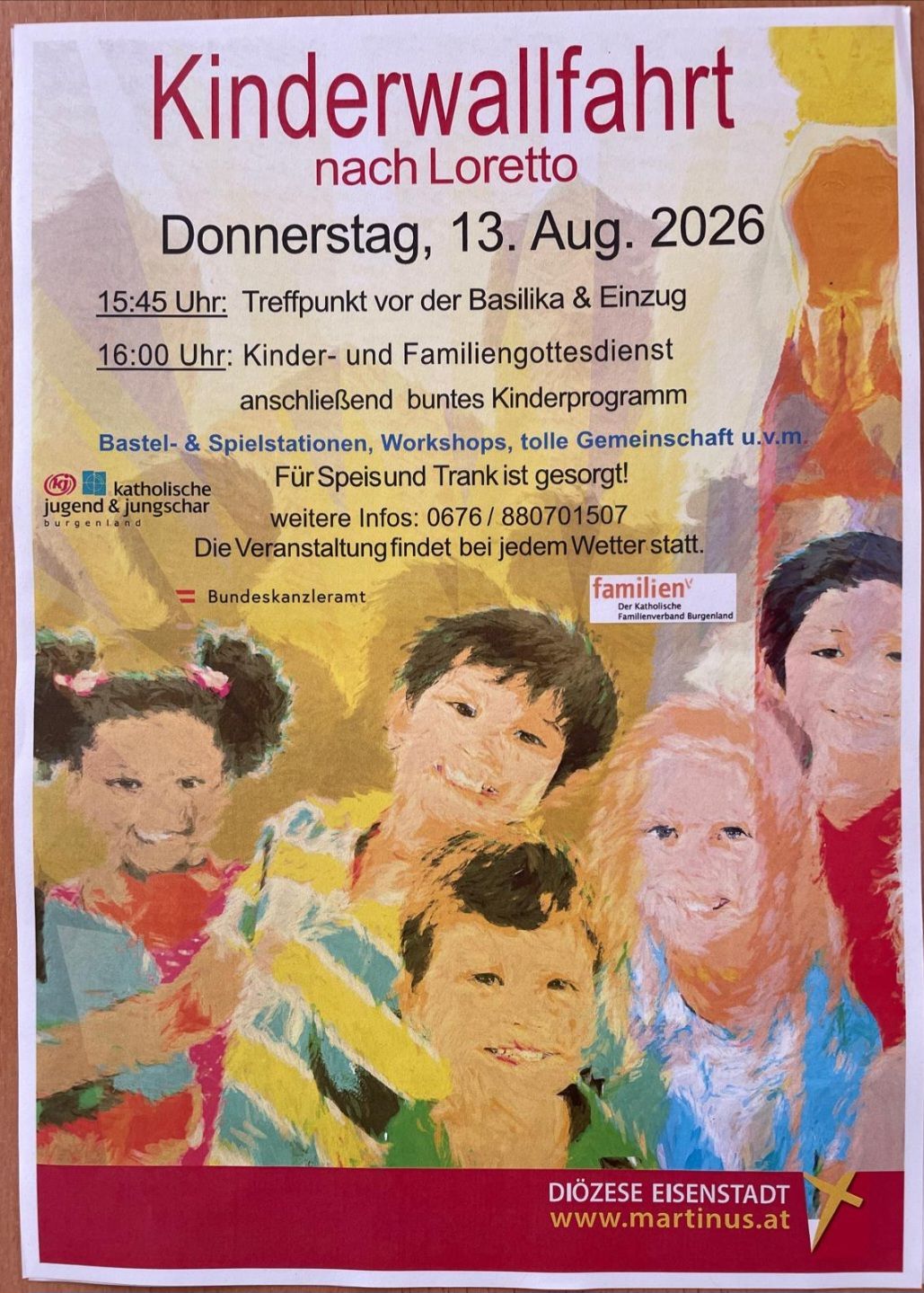 Plakat für eine Familienveranstaltung am 13. August 2026 mit einer farbenfrohen Illustration von lächelnden Kindern und Erwachsenen. Die Veranstaltung umfasst einen Treffpunkt, Kinder- und Familiengottesdienst, ein Kinderprogramm und verschiedene Aktivitäten.
