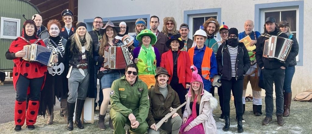 Bild enthält, Pants, Person, Photography, Portrait, People, Coat, Costume, Adult, Female, Woman