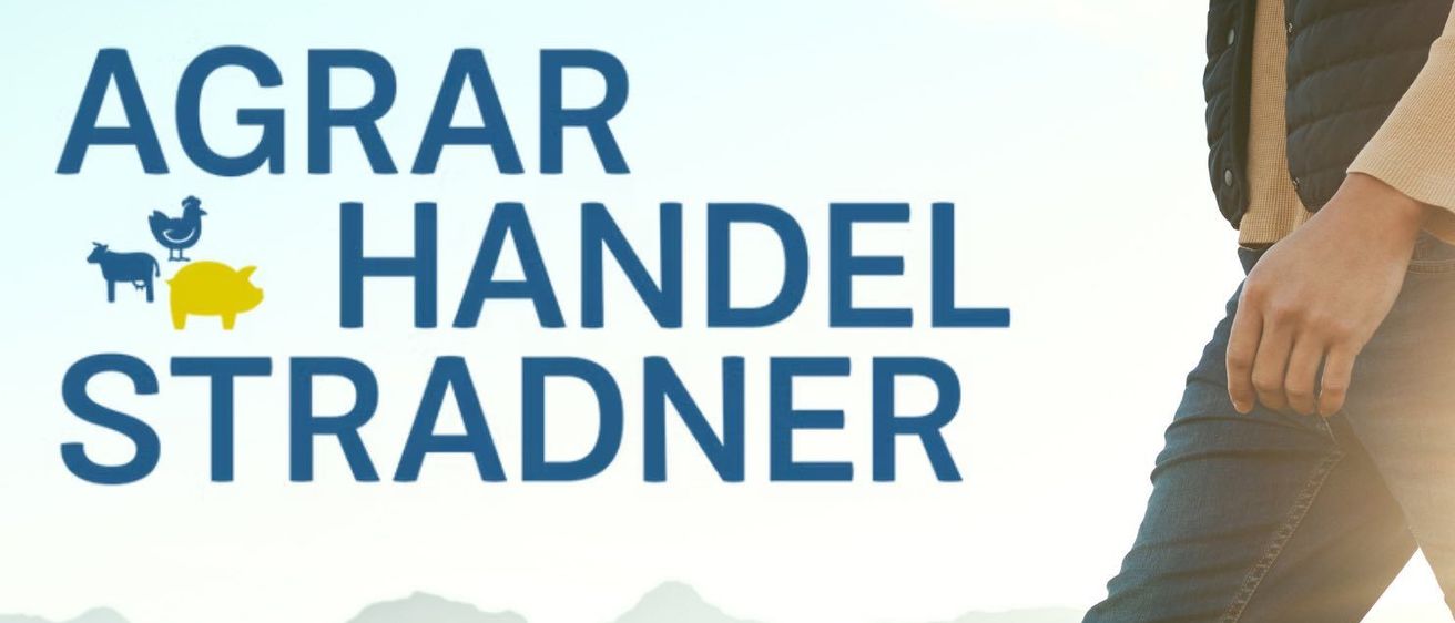 Eine Person geht auf einem Grasfeld mit Kühen. Der Hintergrund zeigt eine Bergkette und den Text 'AGRAR HANDEL STRADNER' mit Tiersymbolen.