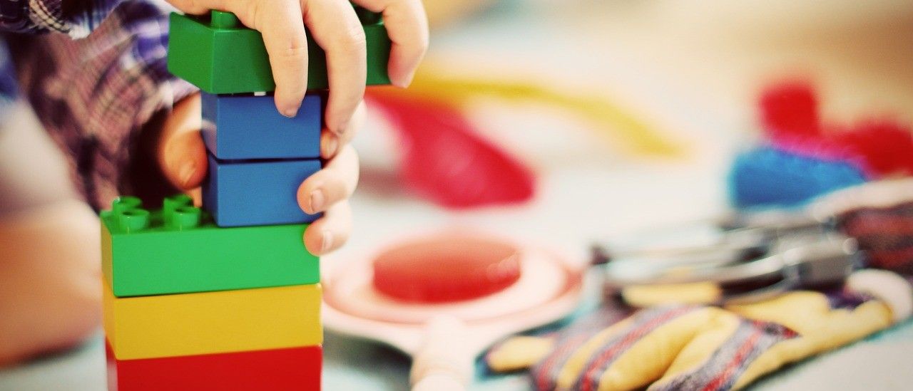 Bild enthält, Body Part, Finger, Hand, Person, Toy, Lego Set