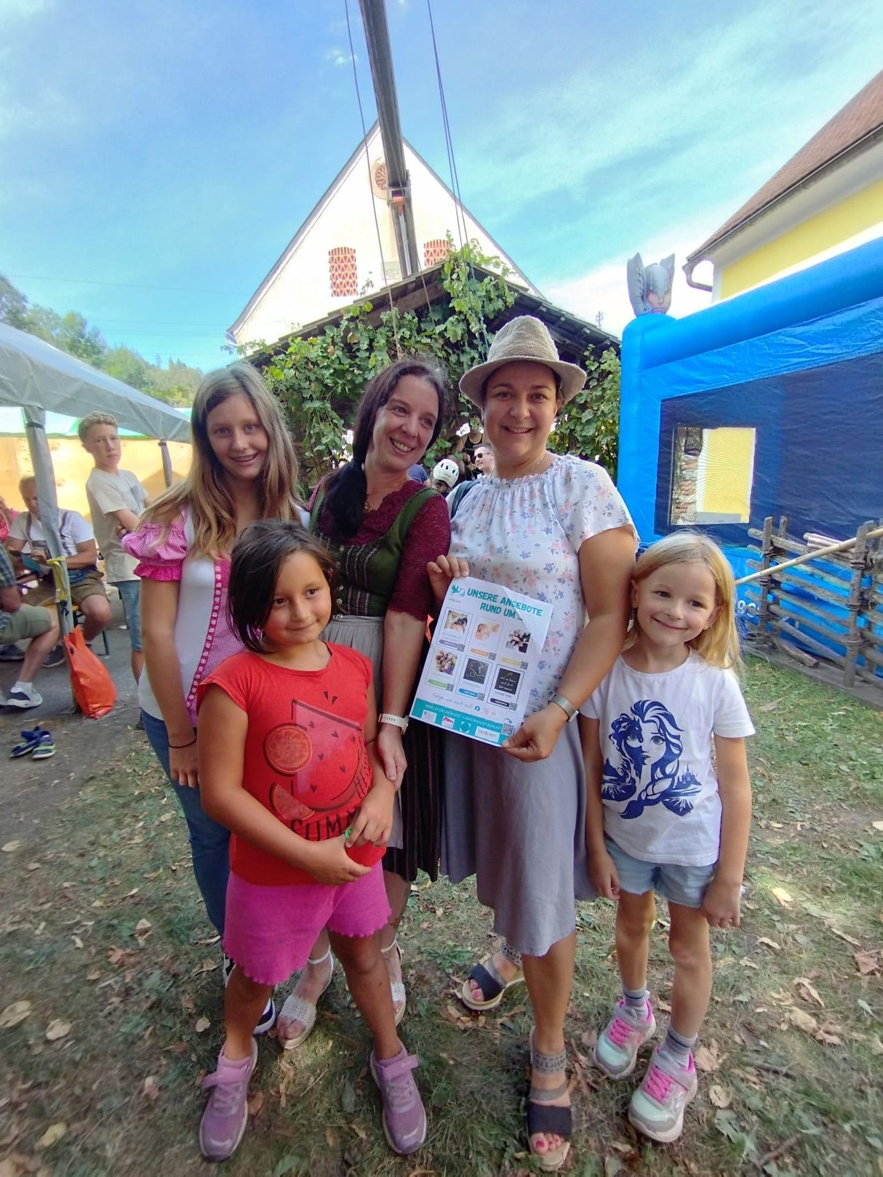 Bild enthält, Shelter, Photography, Portrait, T-Shirt, Backyard, People, Shorts, Grass, Villa, Pants