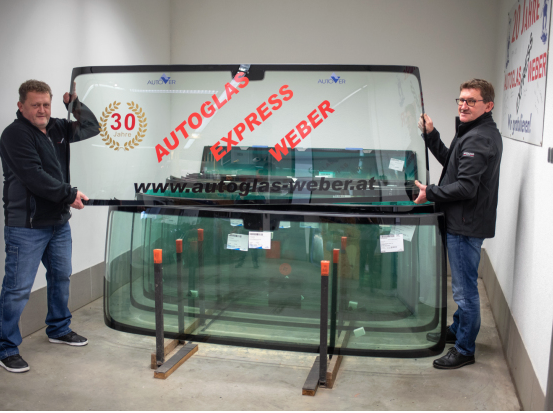 Bild enthält, Jeans, Adult, Male, Man, Person, Aquarium, Table, Coat, Shoe, Face