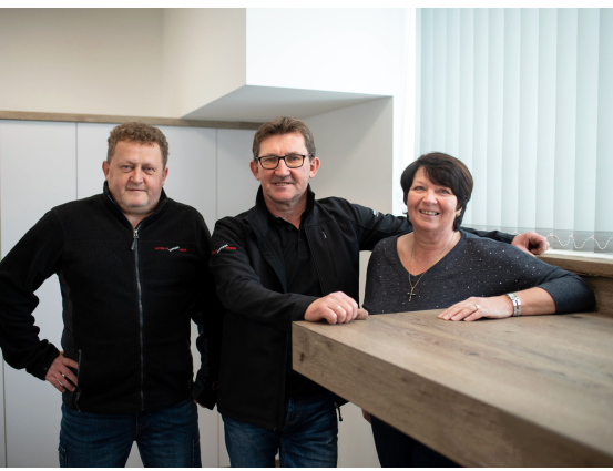 Bild enthält, Plywood, Wood, Adult, Female, Person, Woman, Pants, Male, Man, Table