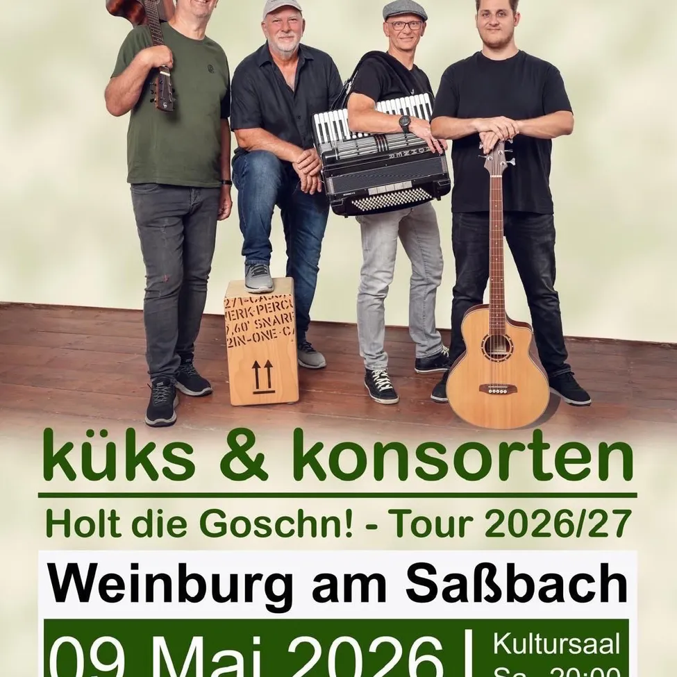 Vier Männer stehen zusammen auf einem Holzboden und halten jeweils ein Musikinstrument in den Händen. Ein Schild in der Mitte trägt die Aufschrift 'küks & konsorten' mit Datum und Ort. Sie scheinen sich auf eine Aufführung vorzubereiten.