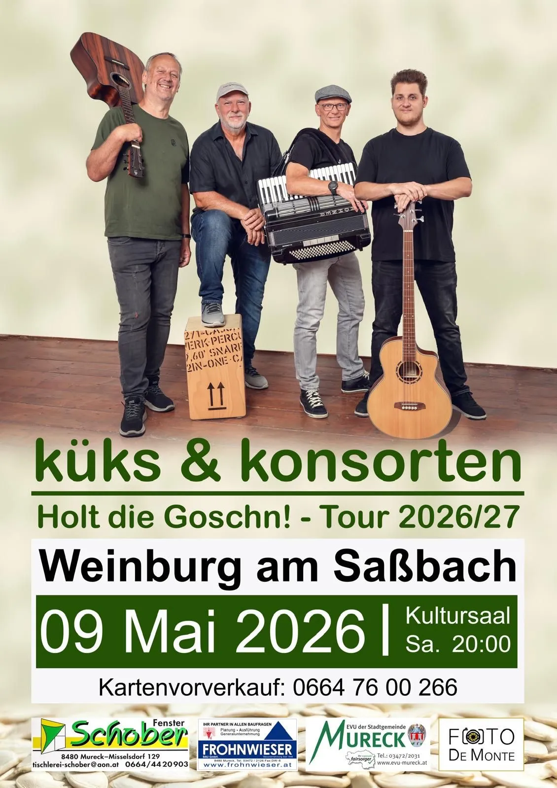 Vier Männer posieren mit Musikinstrumenten für ein Foto. Einer hält ein Akkordeon, ein anderer eine Gitarre und die anderen beiden haben ebenfalls Gitarren. Der Hintergrund lautet 'kuuks & konsorten'.