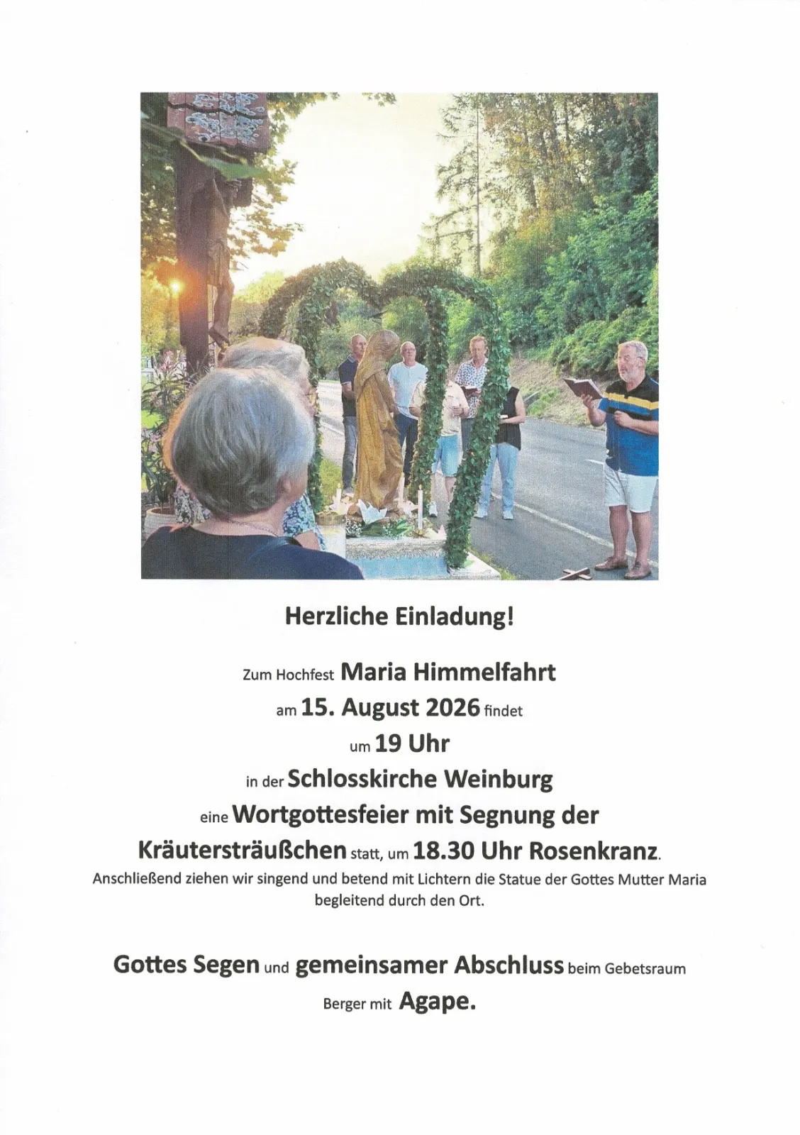 Ein Plakat für das Maria Himmelfahrt-Fest am 15. August 2026 um 19 Uhr, mit einer Statue eines Heiligen, einer Gruppe von Menschen und einer malerischen Kulisse.