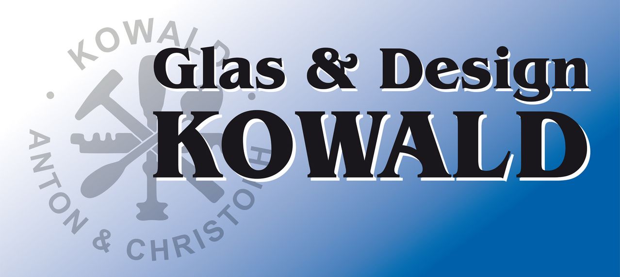 Ein Logo für ein Unternehmen namens Glas & Dekowa, dargestellt auf einem blauen Hintergrund mit einer fettgedruckten, serifenlosen Schriftart.