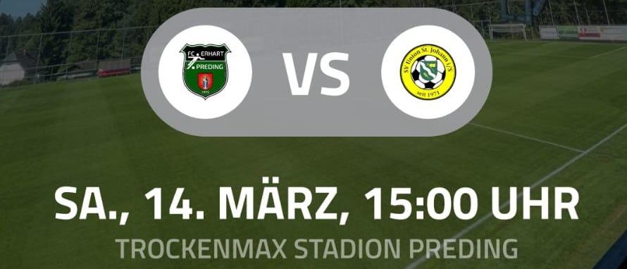 Ein Bild eines Fußballfeldes mit den Logos zweier Teams, FC Preding und SV Union St. Johann, prominent angezeigt. Das Feld ist von einem Metallzaun umgeben, und es gibt Bäume und einen klaren blauen Himmel im Hintergrund.