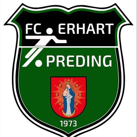 Das Logo des FC Erhart Preding, gegründet 1973, zeigt einen grünen Schild mit schwarzem Rand. Im Inneren des Schildes befindet sich ein rotes Emblem einer Frau, die ein Kind hält, umgeben von Strahlen. Darunter steht das Jahr 1973.