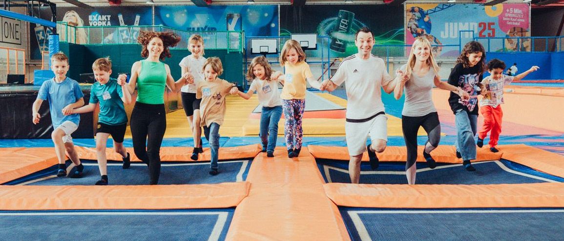 Bild enthält, Adult, Female, Person, Woman, Boy, Child, Male, Play Area, Trampoline, Jumping