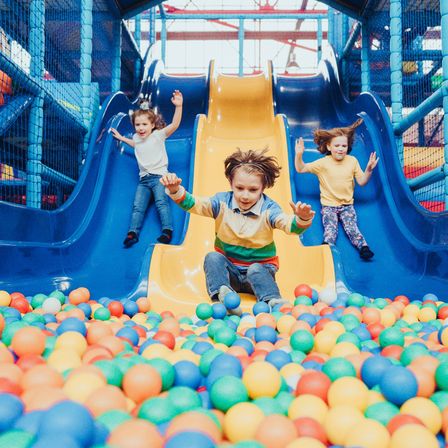 Bild enthält, Play Area, Boy, Child, Male, Person, Female, Girl, Indoors, Face, Head