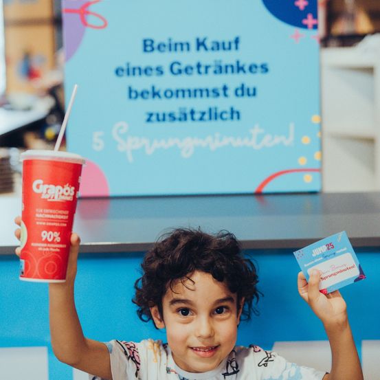 Bild enthält, Advertisement, Child, Female, Girl, Person, Face, Portrait, Smile, Text, Finger