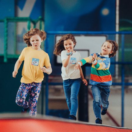 Bild enthält, Pants, Jeans, Person, Boy, Child, Male, Shoe, Jumping, Face, Play Area