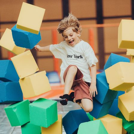 Bild enthält, Boy, Child, Male, Person, Face, Head, Sphere, Clothing, Shorts, Toy