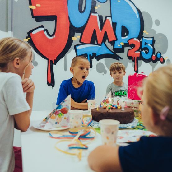 Bild enthält, People, Person, Birthday Cake, Cake, Cream, Boy, Child, Male, Female, Girl