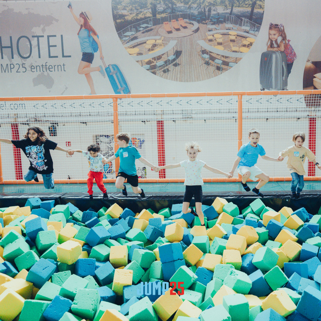 Bild enthält, Boy, Child, Male, Person, Play Area, Female, Girl, Shorts, Face, Indoors