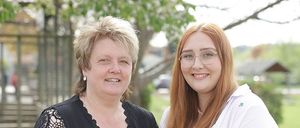 Bild enthält, Blouse, Head, Person, Photography, Portrait, Adult, Female, Woman, Smile, Glasses