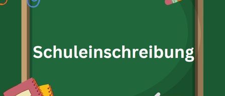 Ein grünes Schultafel mit dem Wort 'Schuleinschreibung' darauf. Darunter liegen ein Notizbuch, ein Buch, ein Spitzer und einige Bleistifte. Clips sind auf der linken Seite.