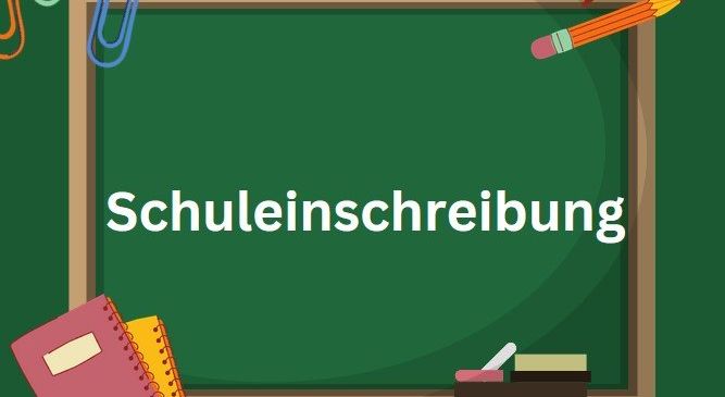 Ein grünes Schultafel mit dem Wort 'Schuleinschreibung' darauf. Darunter liegen ein Notizbuch, ein Buch, ein Spitzer und einige Bleistifte. Clips sind auf der linken Seite.