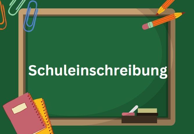 Ein grünes Schultafel mit dem Wort 'Schuleinschreibung' darauf. Darunter liegen ein Notizbuch, ein Buch, ein Spitzer und einige Bleistifte. Clips sind auf der linken Seite.