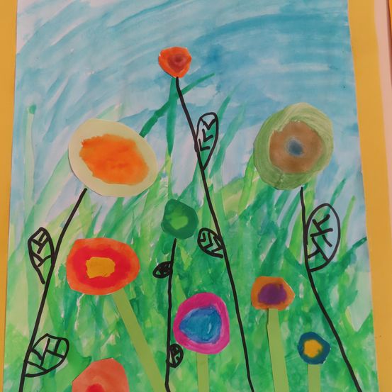 Eine abstrakte Malerei von Blumen mit grünen Stielen und verschiedenfarbigen Blütenblättern auf blauem Hintergrund.